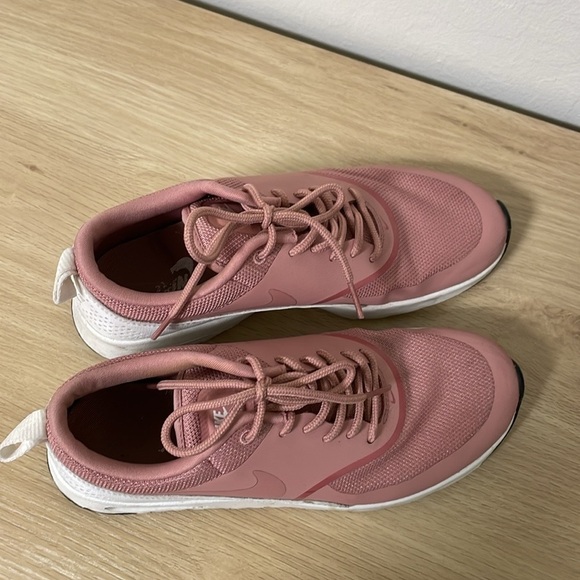 Nike Women’s Pink Tennis Shoes Size 7 - Picture 3 of 6
